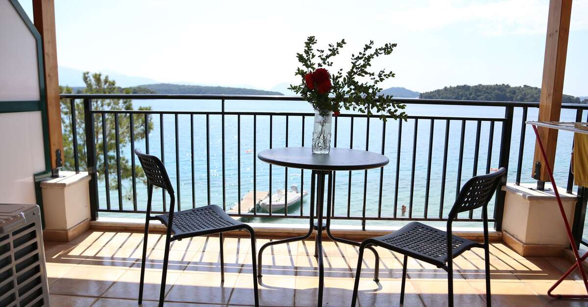 Een foto van het terras bij Madouri Hotel
