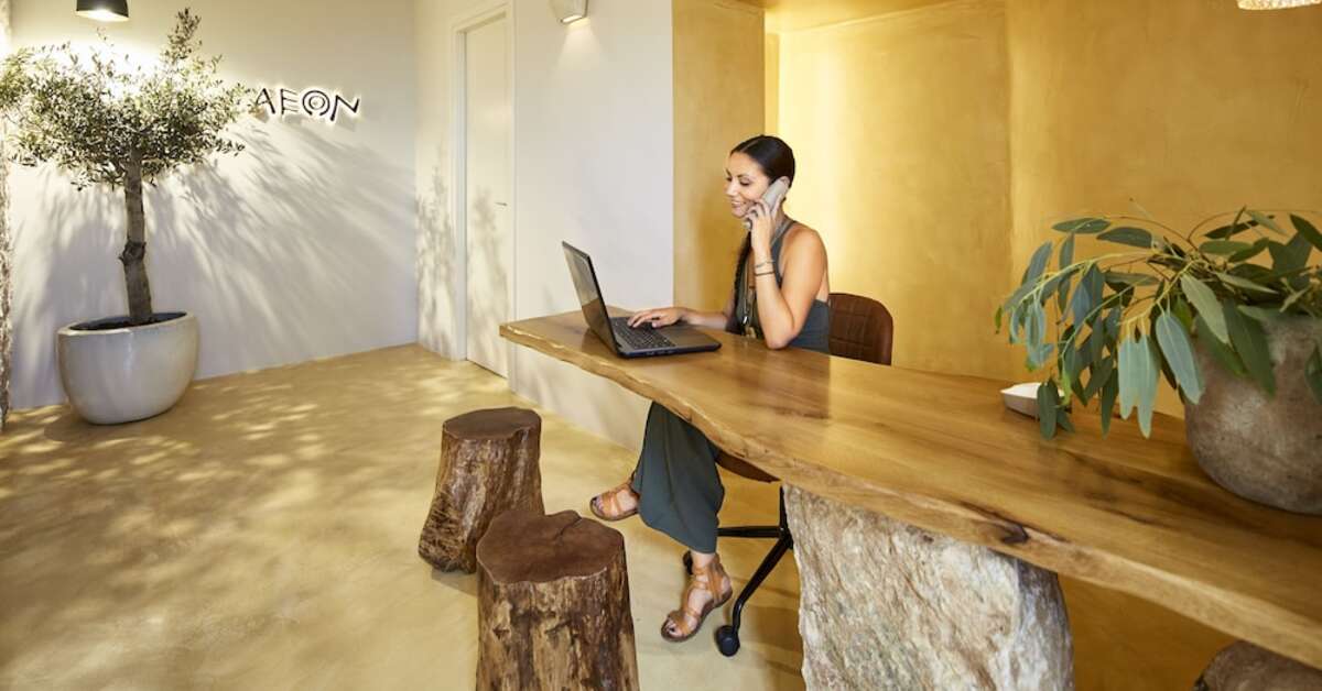 Een foto van het interieur van Aeon Suites