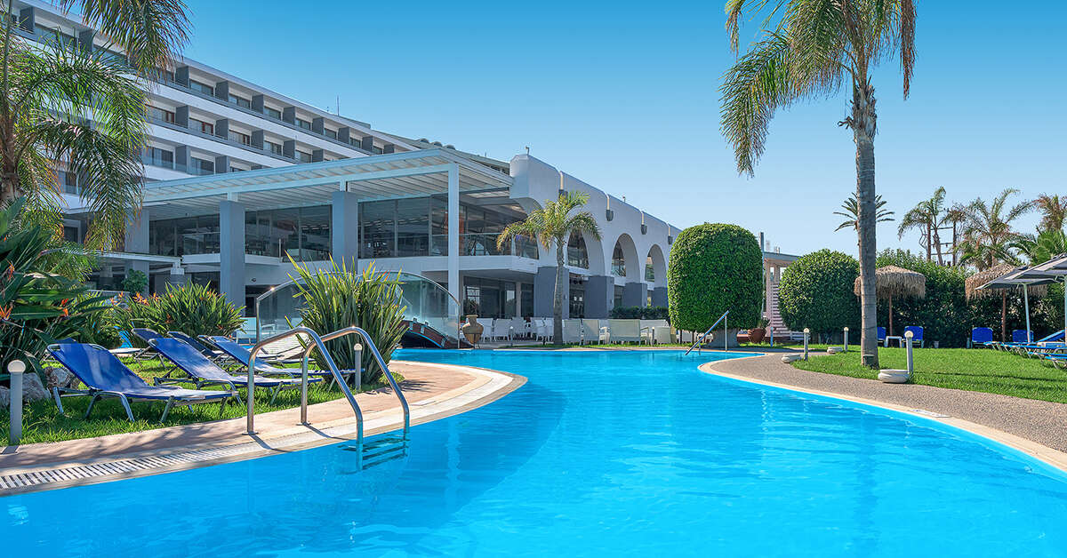Een foto van het zwembad bij Oceanis Beach Hotel