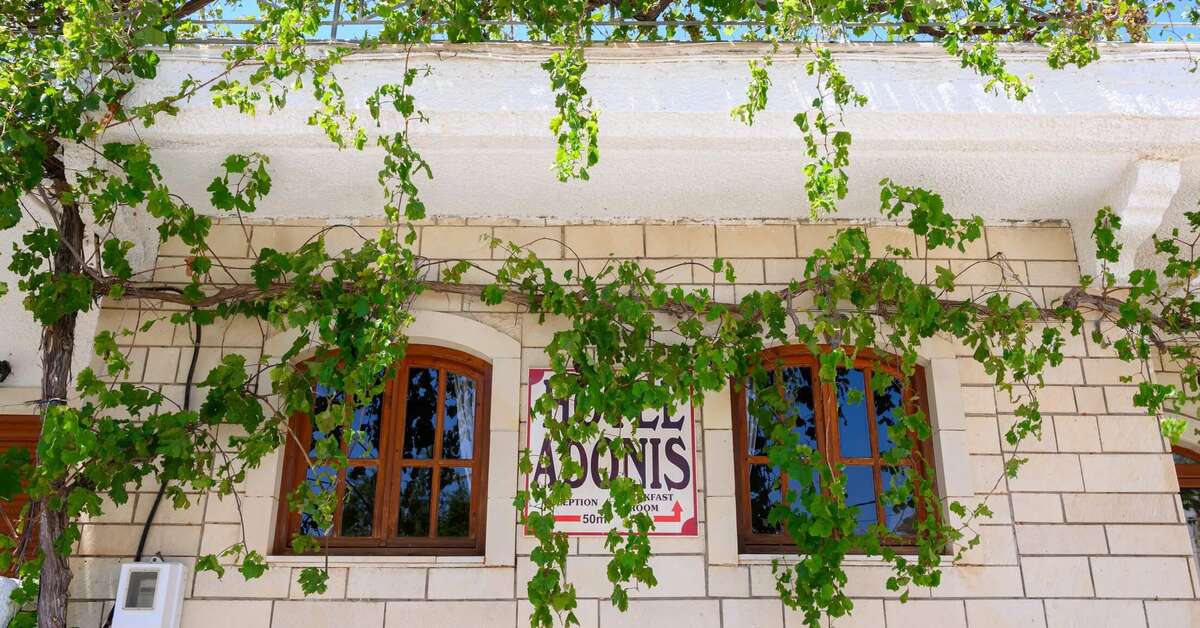 Een foto van de buitenkant van Adonis Hotel