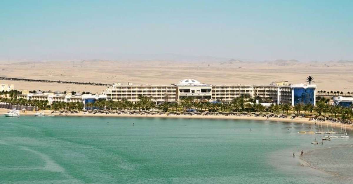 Een foto van het strand bij Palm Royale Soma Bay