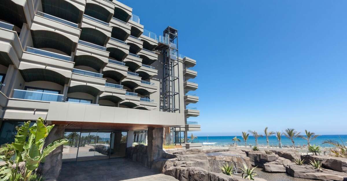 Een foto van de buitenkant van Faro Lopesan Collection Hotel