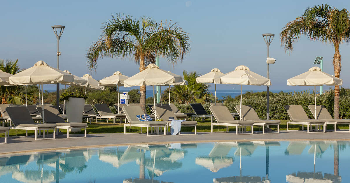 Een foto van het zwembad bij Nissiblu Beach Resort
