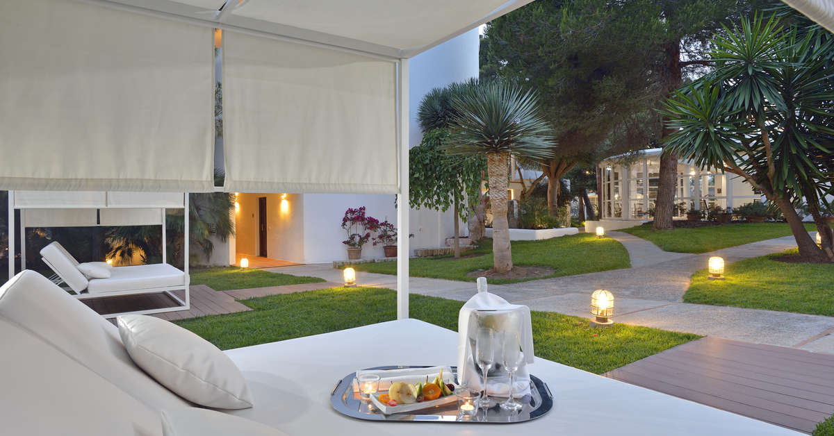 Een foto van het terras bij Melia Cala d'Or Boutique Hotel