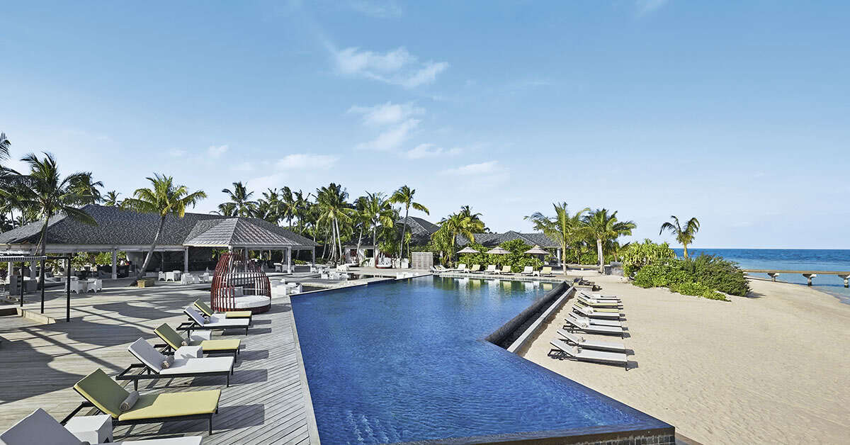 Een foto van het zwembad bij NH Collection Maldives Havodda Resort