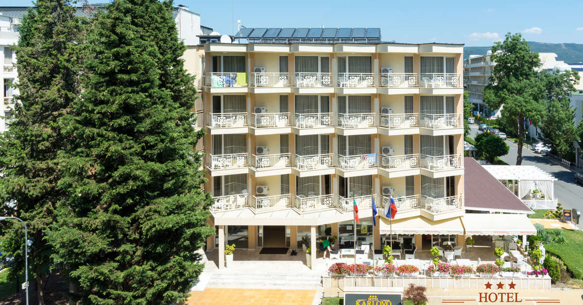Een foto van de buitenkant van Karlovo Hotel