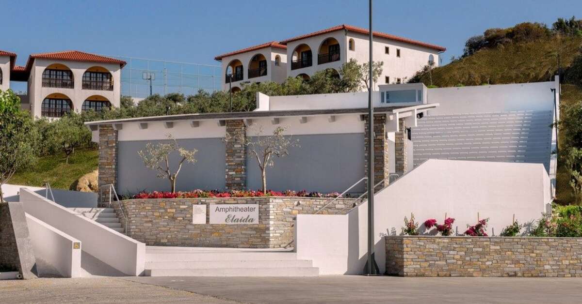 Een foto van de buitenkant van Akrathos Beach Hotel
