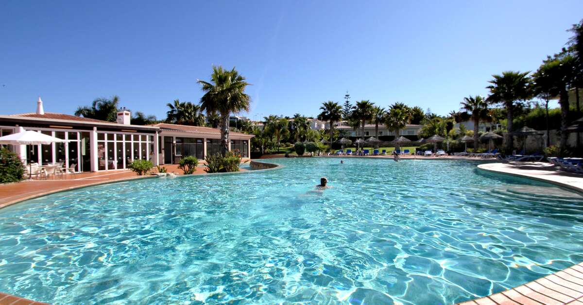 Een foto van het zwembad bij Clube Porto Mos