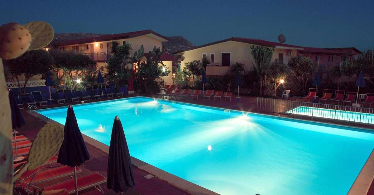Ein Foto vom Pool im Hotel Grotticelle