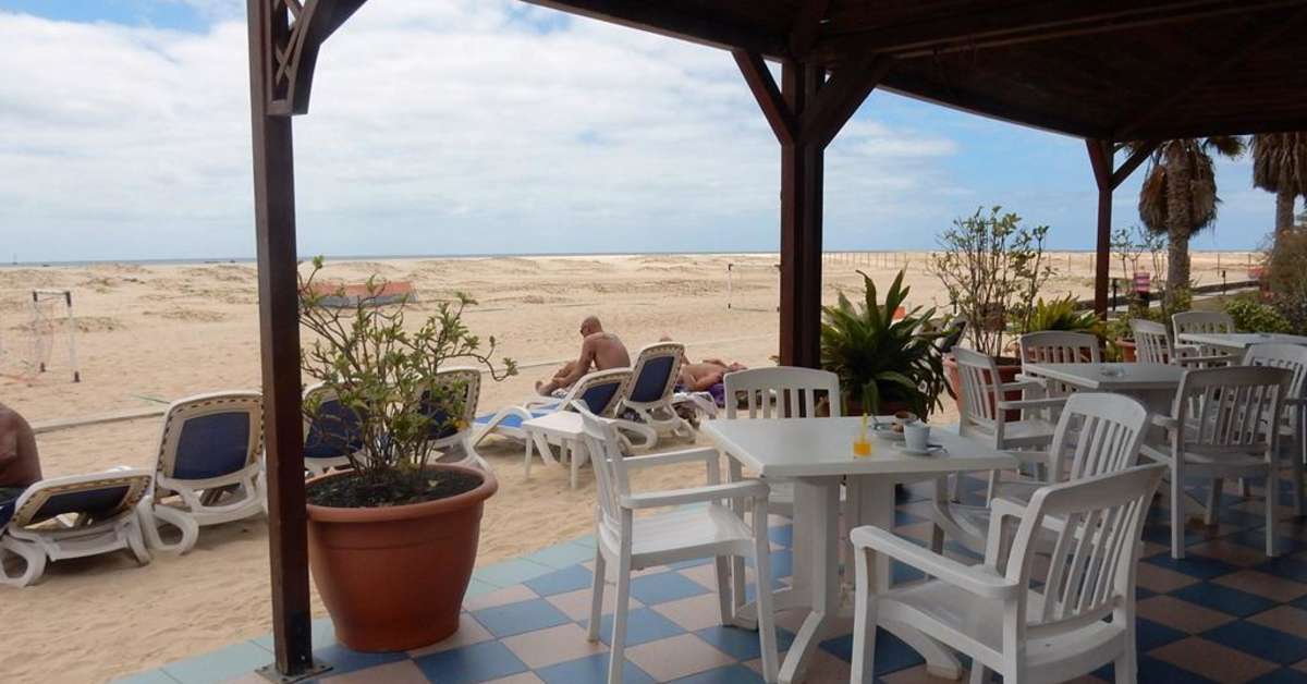 Een foto van het terras bij VOI Vila Do Farol Resort