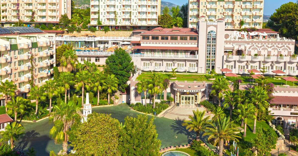 Een foto van de buitenkant van Club Paradiso Hotel