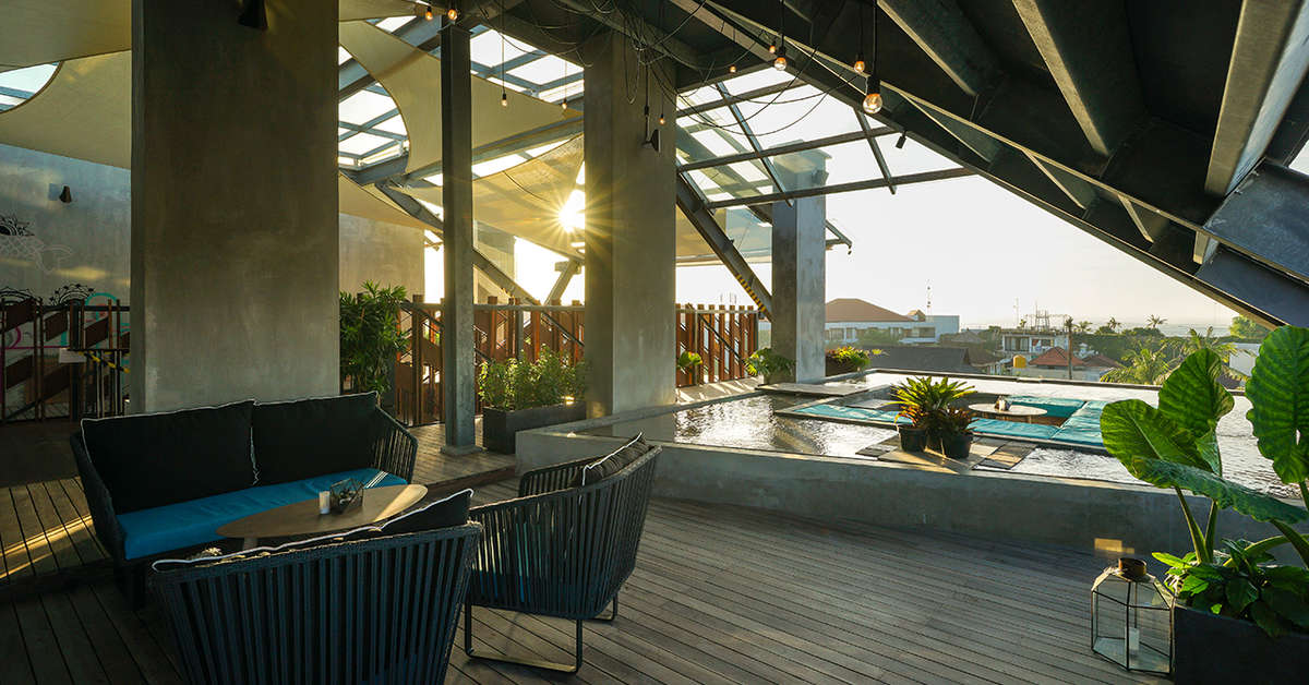 Een foto van het terras bij Artotel Sanur
