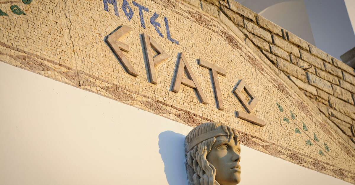 Een foto van de buitenkant van Erato Seaside Hotel