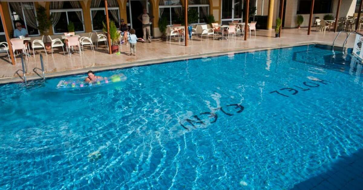 Een foto van het zwembad bij Eleni Hotel