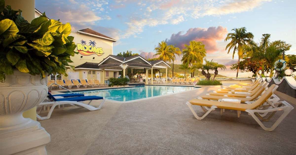 Een foto van het zwembad bij Rooms on the Beach Negril