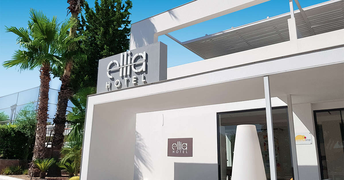 Een foto van de buitenkant van Hotel Ellia