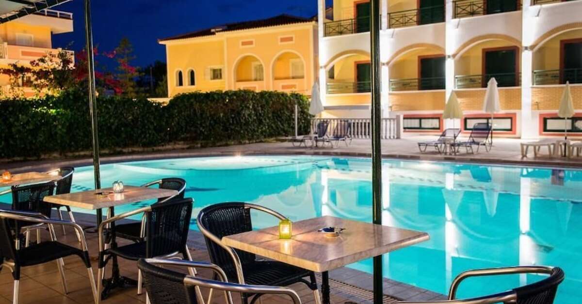 Een foto van het terras bij Club Zante Plaza