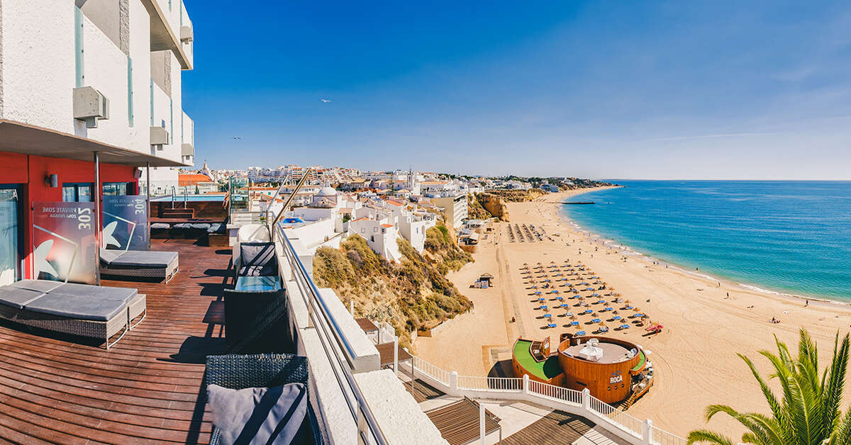 Een foto van de buitenkant van Rocamar Exclusive Hotel & Spa