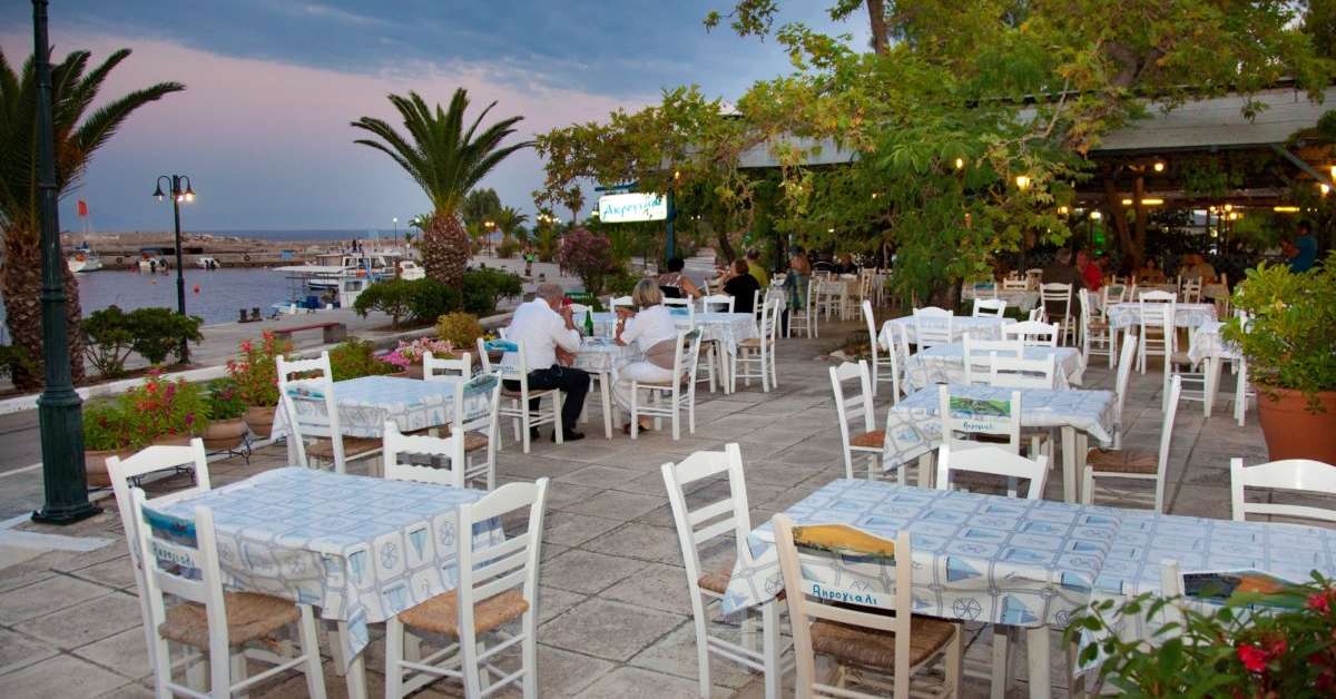 Een foto van het terras bij Akrogiali Hotel