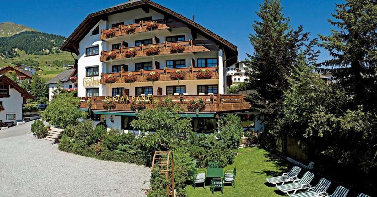 Een foto van de buitenkant van Hotel Chesa Monte
