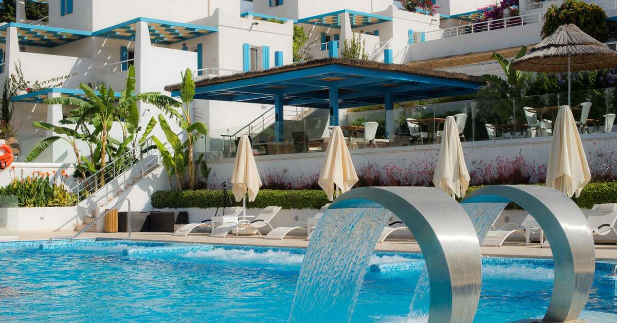 Een foto van het zwembad bij Bellazure Hotel