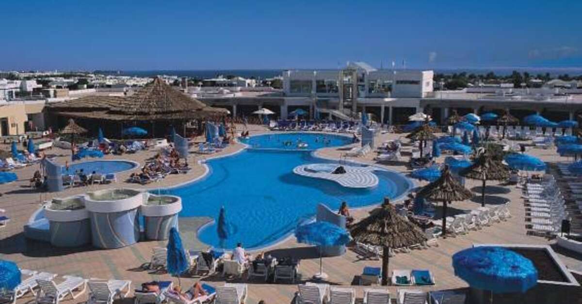 Een foto van het zwembad bij Club Playa Blanca Hotel