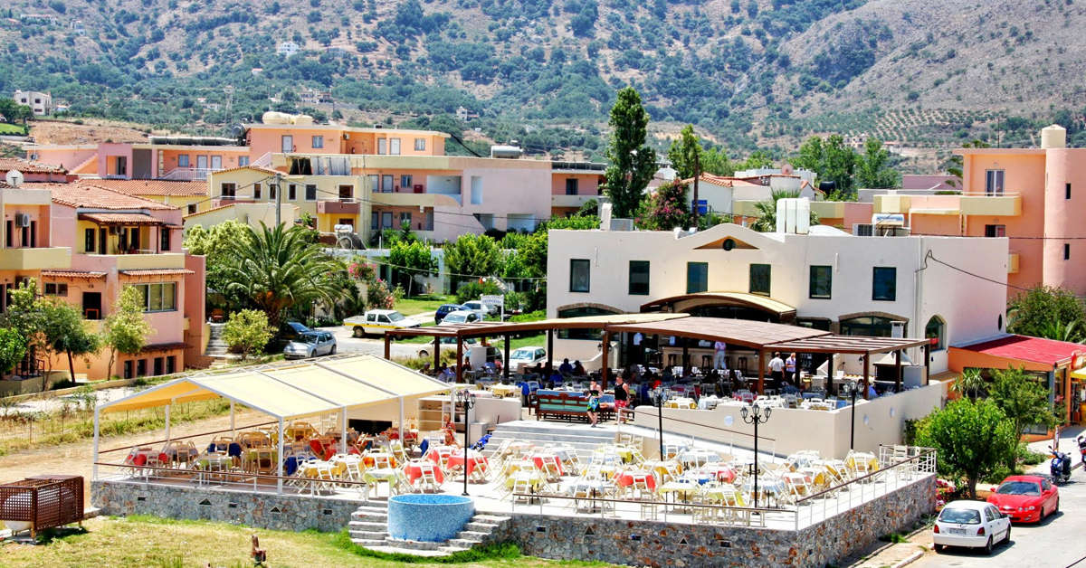 Een foto van het terras bij Fereniki Holiday Beach Resort