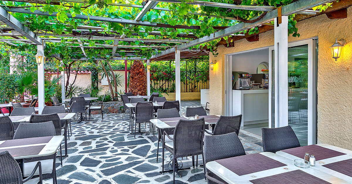 Een foto van het terras bij Happy Days Hotel