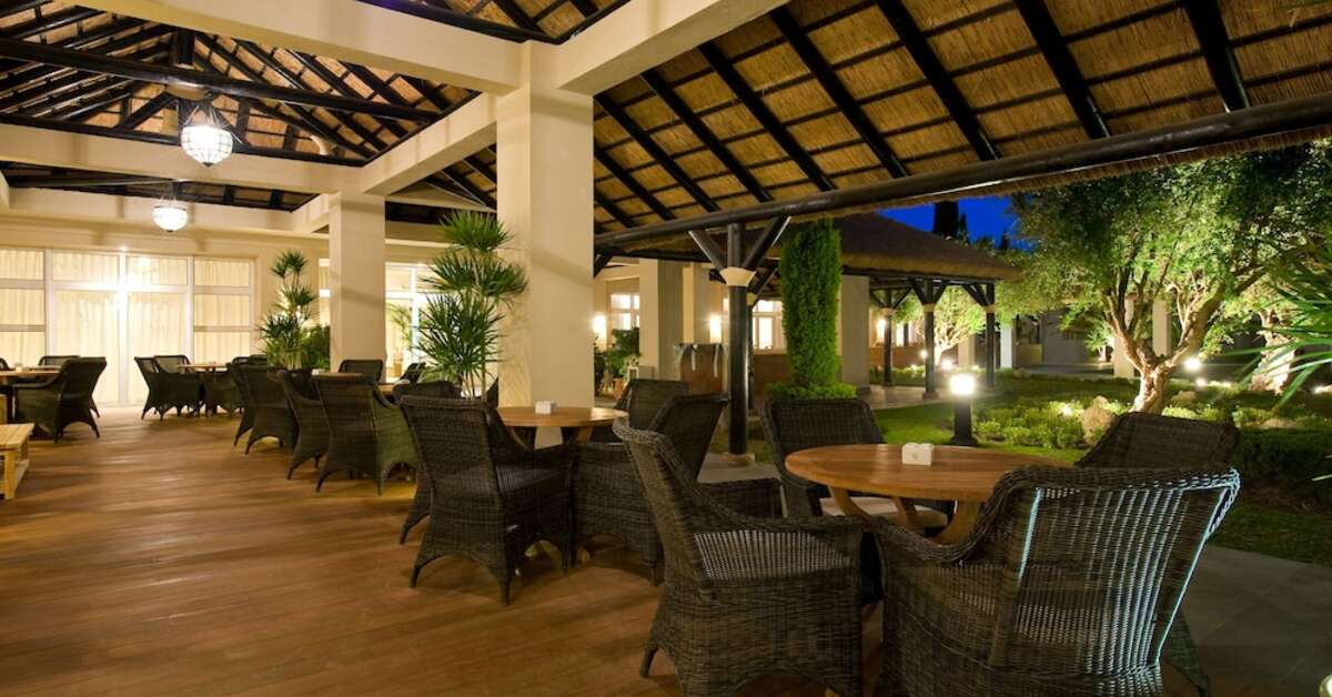 Een foto van het terras bij Vincci Costa Golf