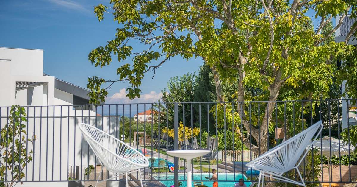 Een foto van het terras bij Aqua Bay Hotel