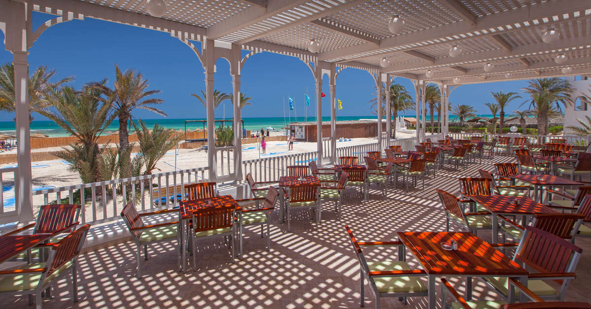 Een foto van het terras bij Calimera Yati Beach