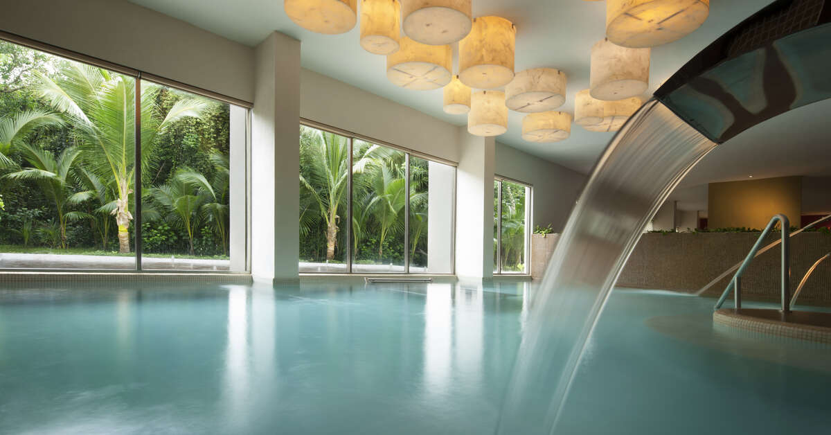 Een foto van het zwembad bij El Dorado Seaside Suites