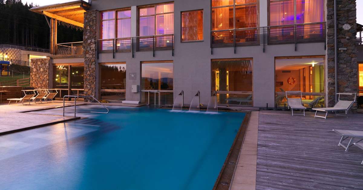 Een foto van het zwembad bij Falkensteiner Hotel Cristallo