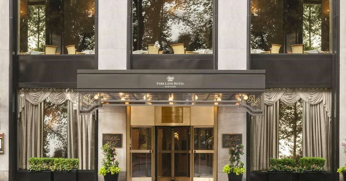 Een foto van de buitenkant van Park Lane Hotel