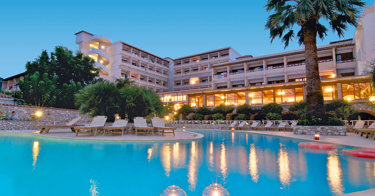 Een foto van het zwembad bij Esperides Beach Resort