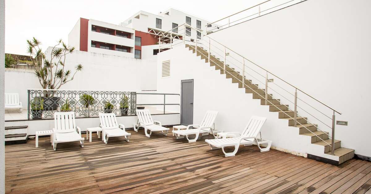 Een foto van het terras bij Aparthotel Antillia