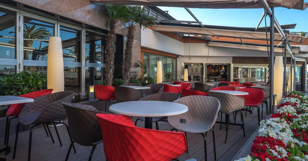 Een foto van het terras bij Hotel Rosamar & Spa