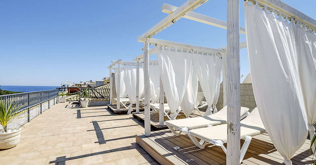 Een foto van het terras bij Hotel Dom Manuel I Residence