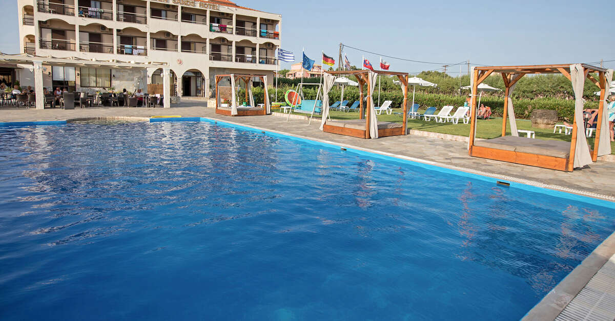Een foto van het zwembad bij Golden Sands Hotel