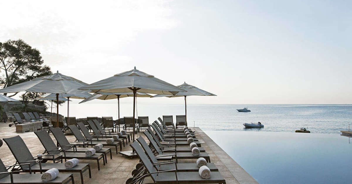 Een foto van het terras bij Hospes Maricel & Spa
