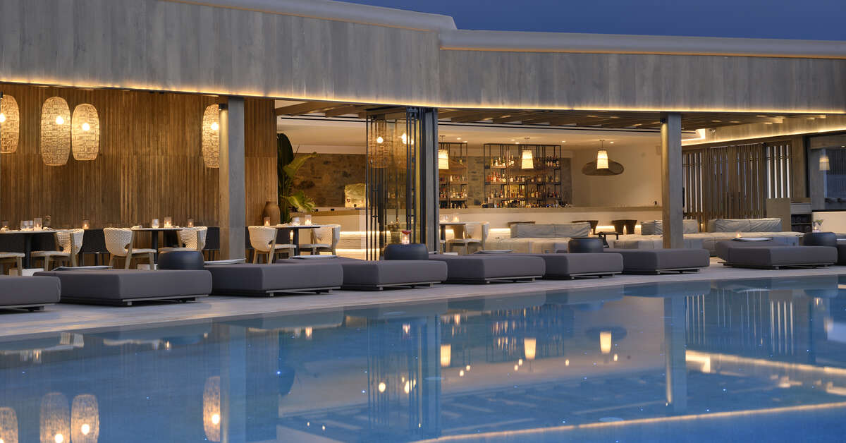 Een foto van het zwembad bij Aeonic Suites & Spa
