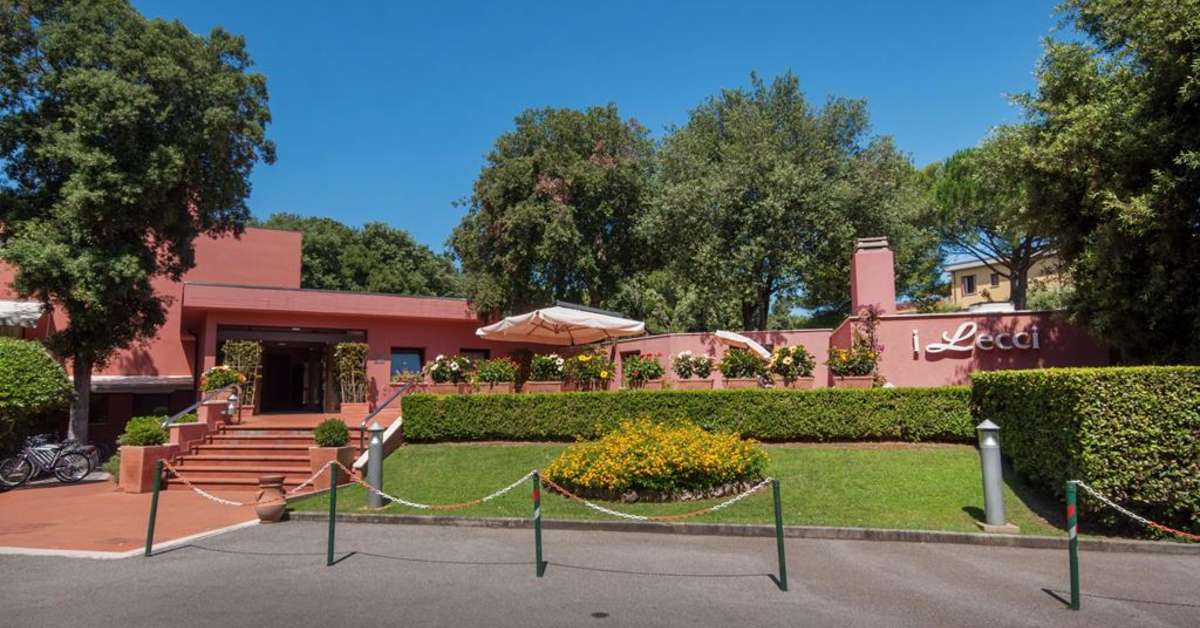 Een foto van de buitenkant van Park Hotel I Lecci