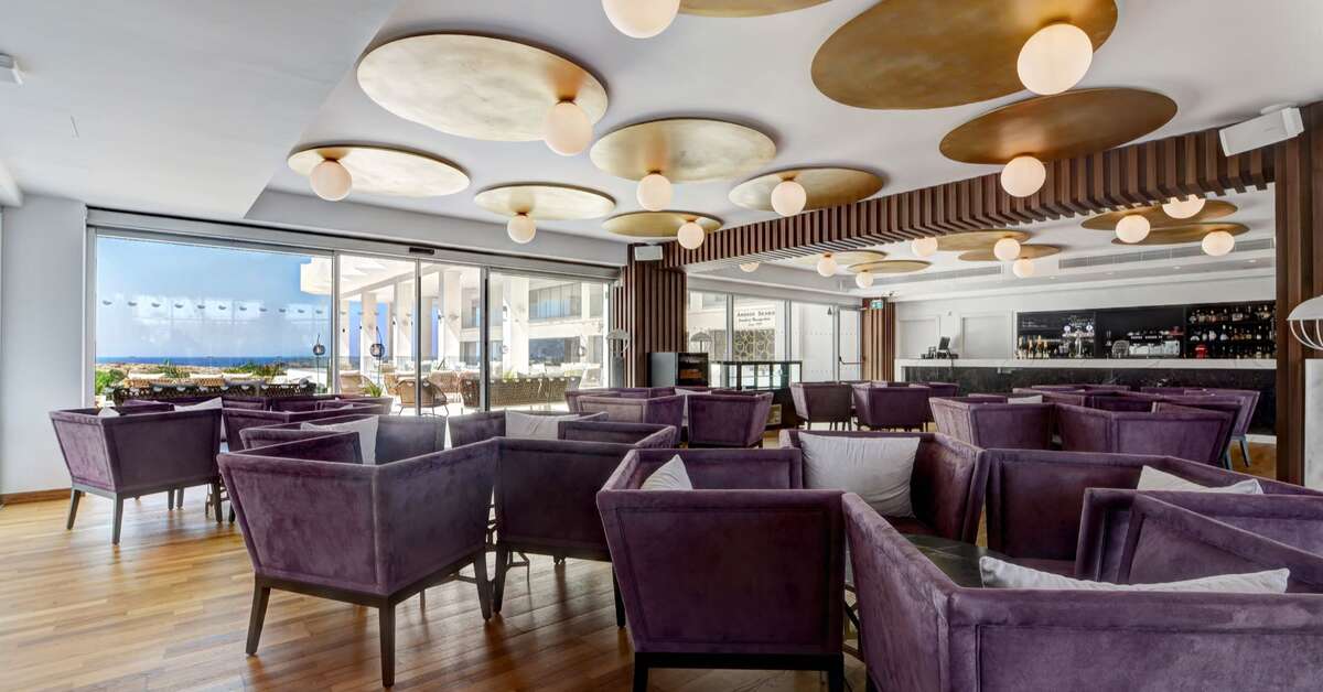 Een foto van het interieur van Nissiblu Beach Resort