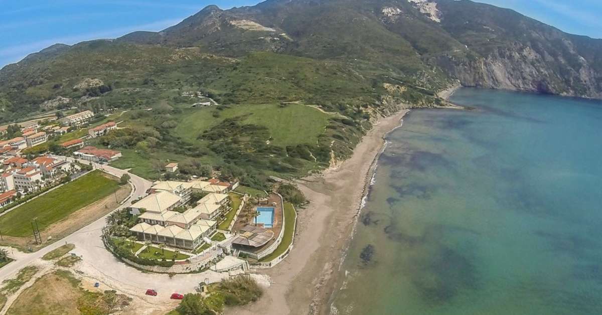 Een foto van het strand bij Crystal Beach Hotel