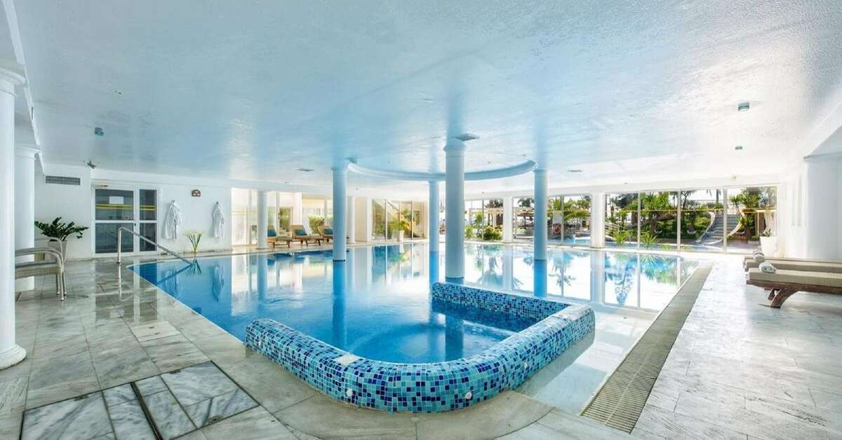 Een foto van het zwembad bij The Golden Bay Beach Hotel