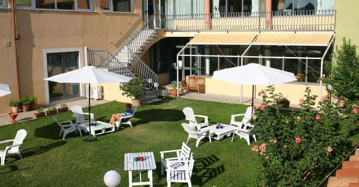 Een foto van het terras bij Pausania Inn
