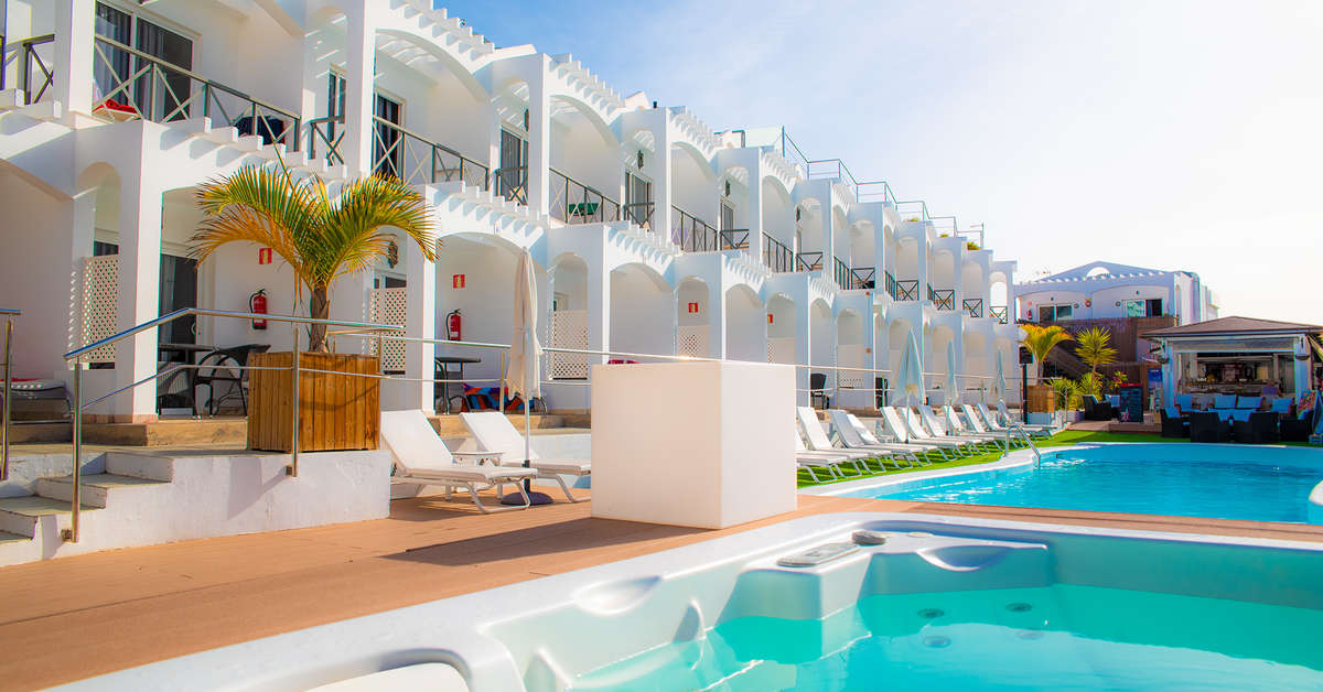 Een foto van het zwembad bij Vista Bonita LGTBIQ+ Resort