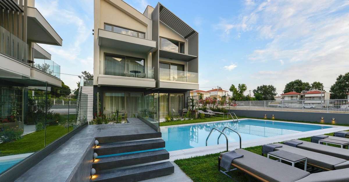 Een foto van het zwembad bij Serenity Suites