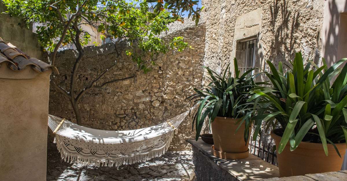 Een foto van het terras bij Yartan Boutique Hotel