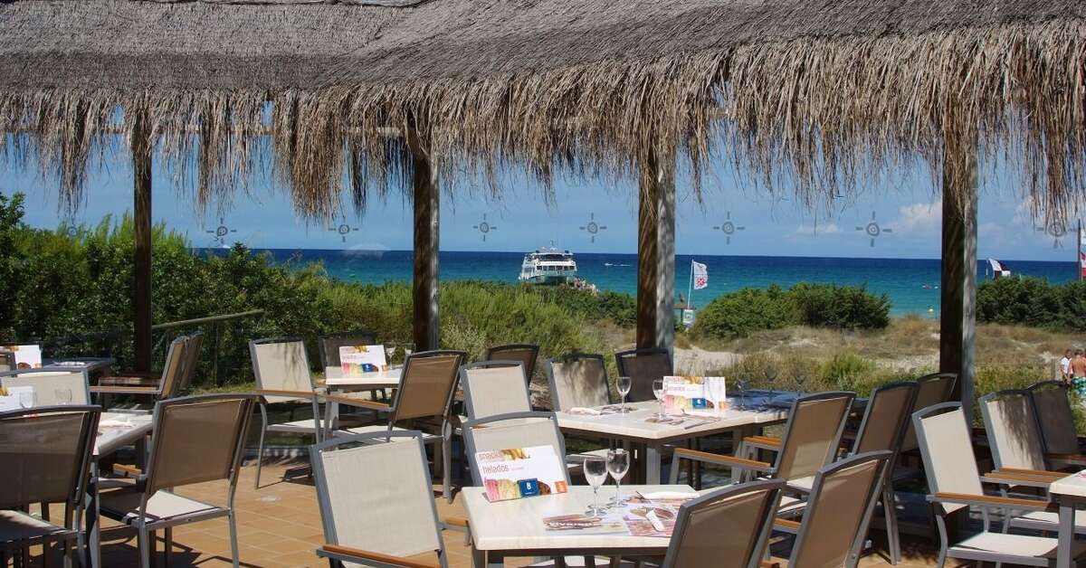 Een foto van het terras bij Hotel Zafiro Bahia